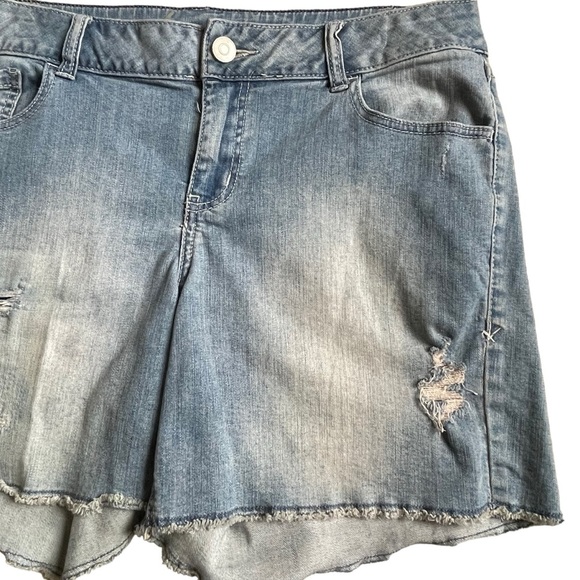 Lane Bryant Light Blue Denim Shorts Fray Raw Hem Women’s Plus Size 14 Distressed - Picture 3 of 7